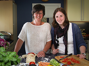 Zwei Frauen in Yorkshire bei der Zubereitung von Essen in Küche
