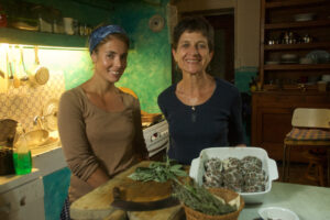 Lucie Fleury & Josette Goret mit frisch zubereiteten Caillettes, Hackfleisch-Mangold-Frikadellen