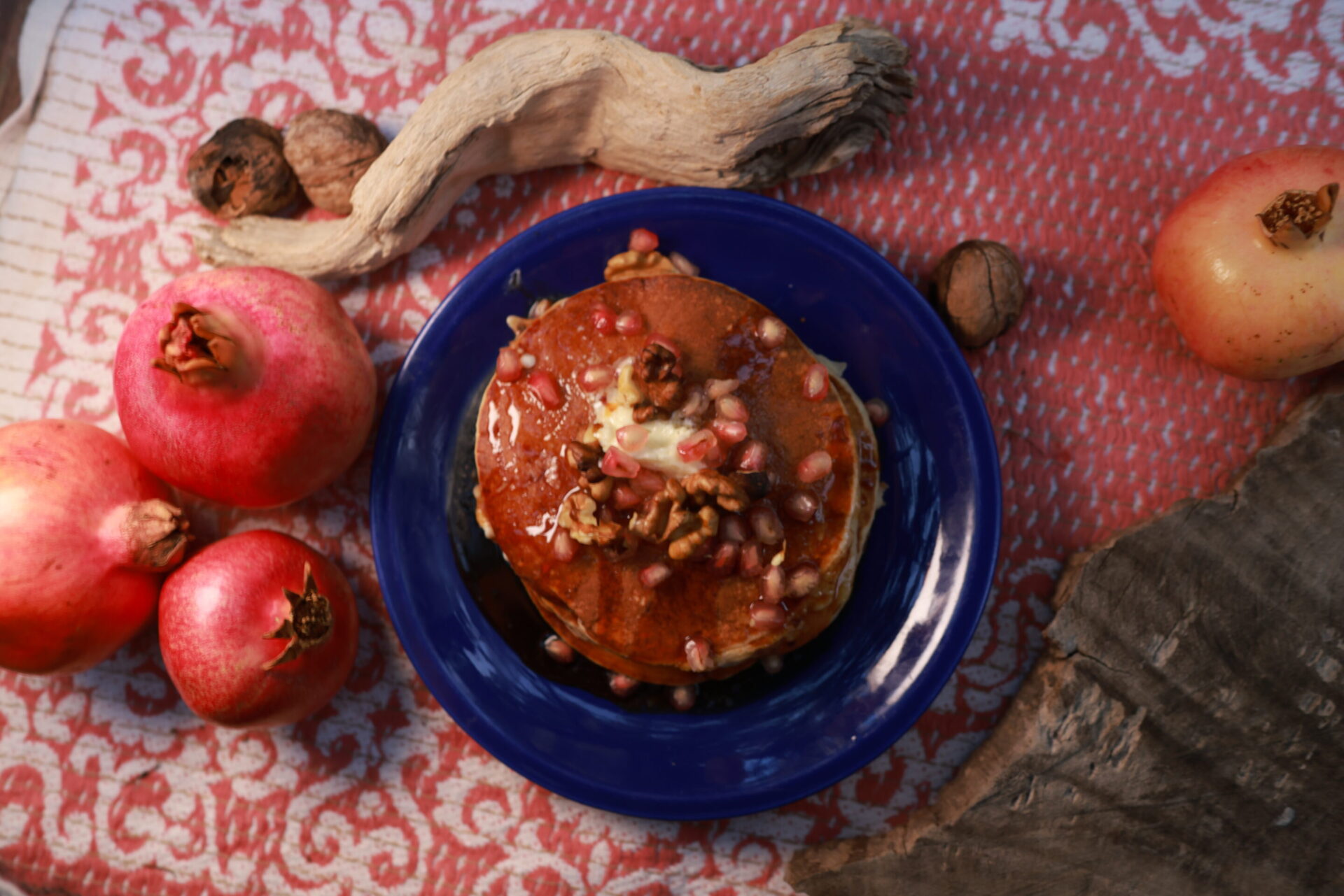 Zu Tisch in Nordmazedonien, die Familie sitzt gemeinsam am Esstisch