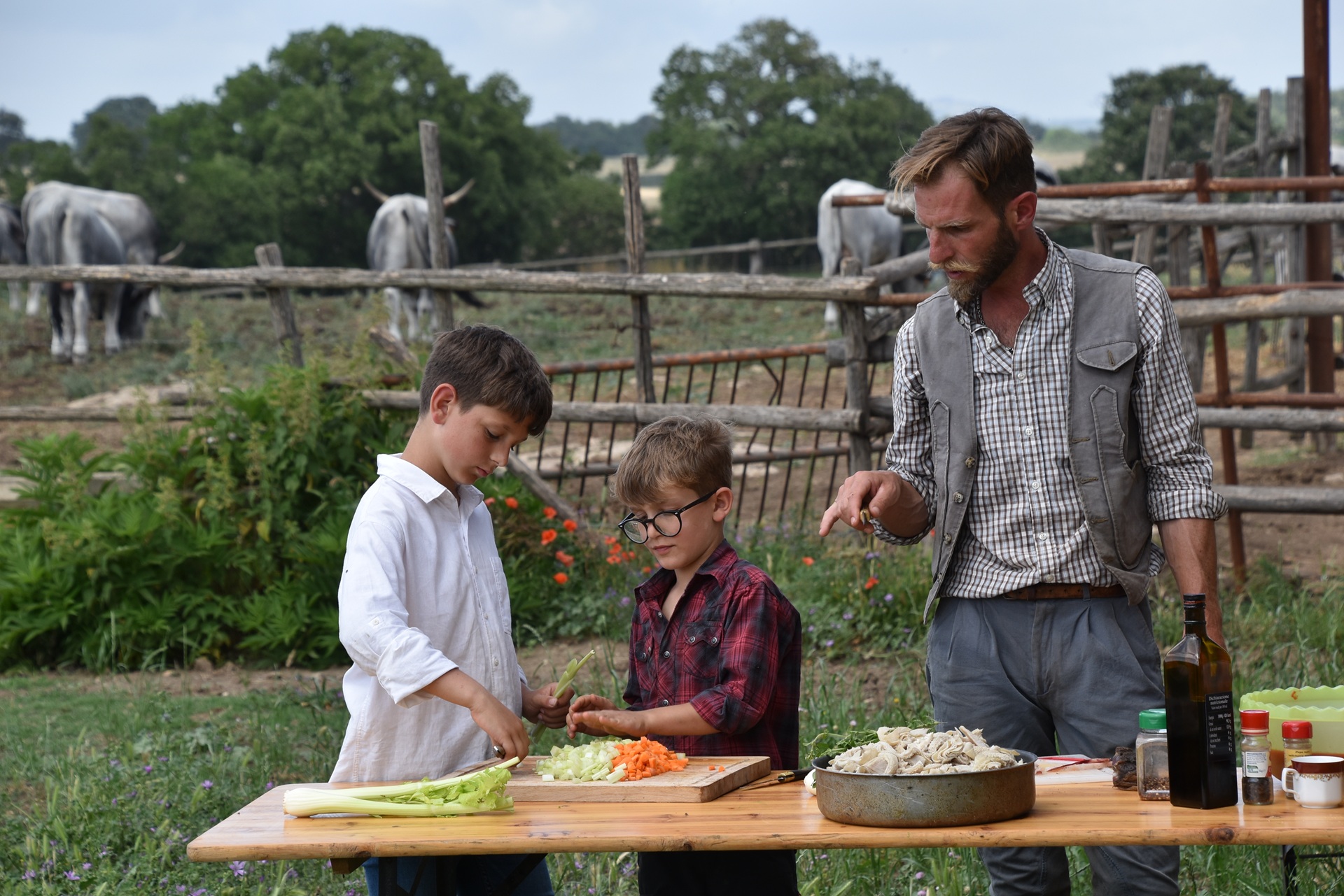 Zu Tisch in Maremma: Vater kocht mit seinen beiden Kindern