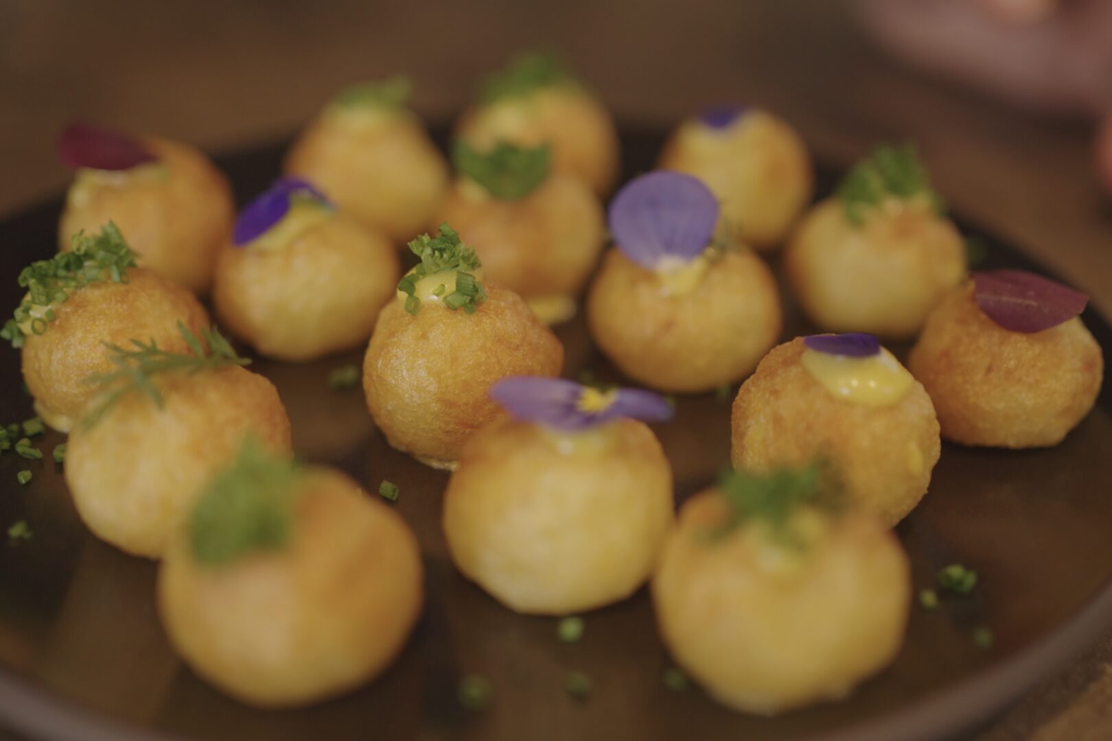 2024_bpm_ZTmLSafran__Pressefoto_Lucie_07 Lucies frittierte Kartoffelklöße sind gefüllt mit Sauce Rouille.