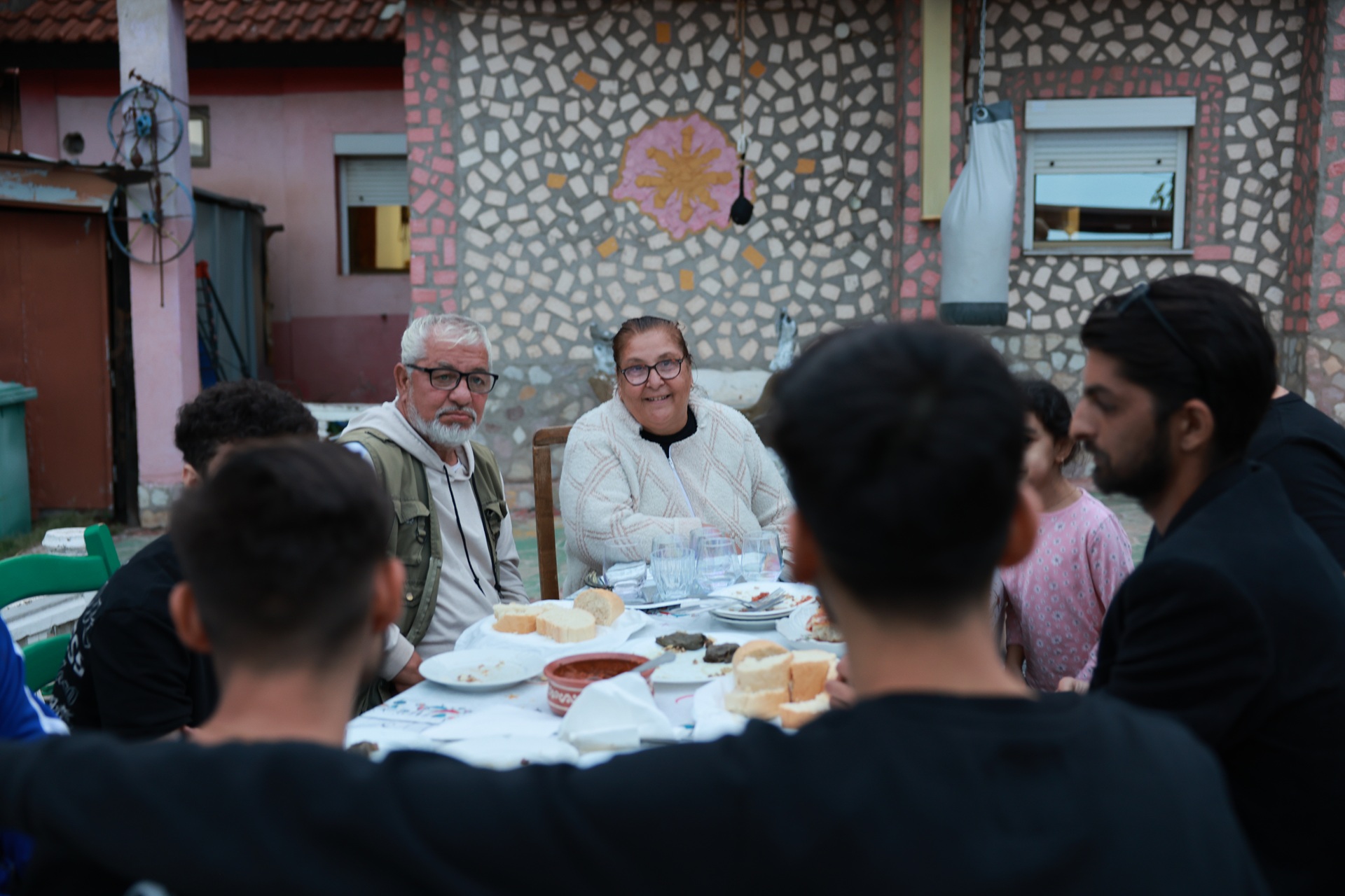 Zu Tisch in Nordmazedonien, die Familie sitzt gemeinsam am Esstisch
