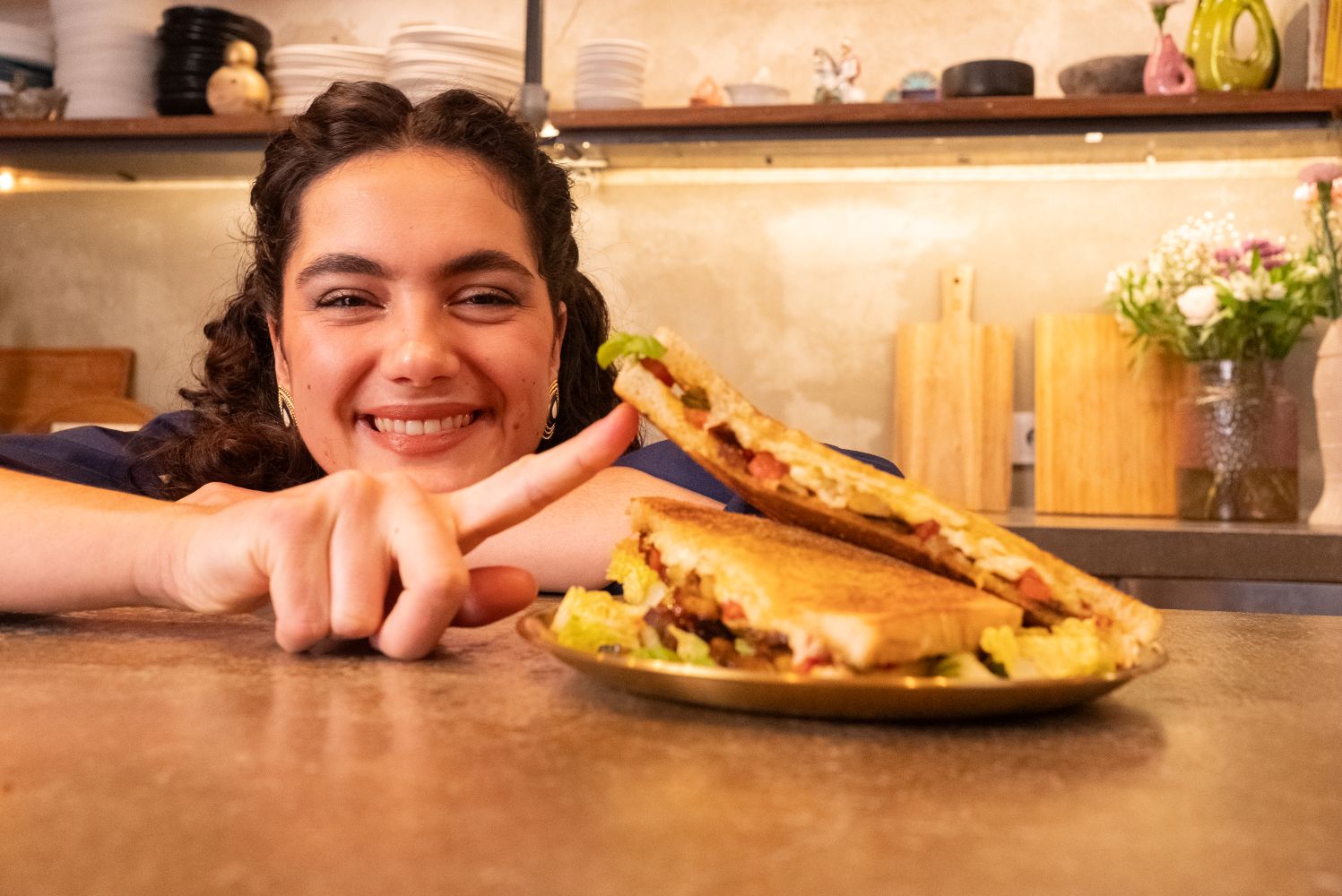 bpm_ZTmL_Pressefotos_Käse_03 Köchin Lucie zeigt, wie ein Grilled Cheese mit mediterranem Gemüse zubereitet wird.