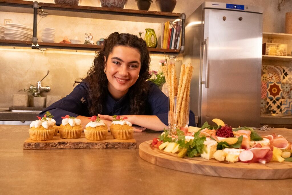 Köchin Lucie bäckt würzige Käse-Muffins als Ergänzung für ein Charcuterie-Board.