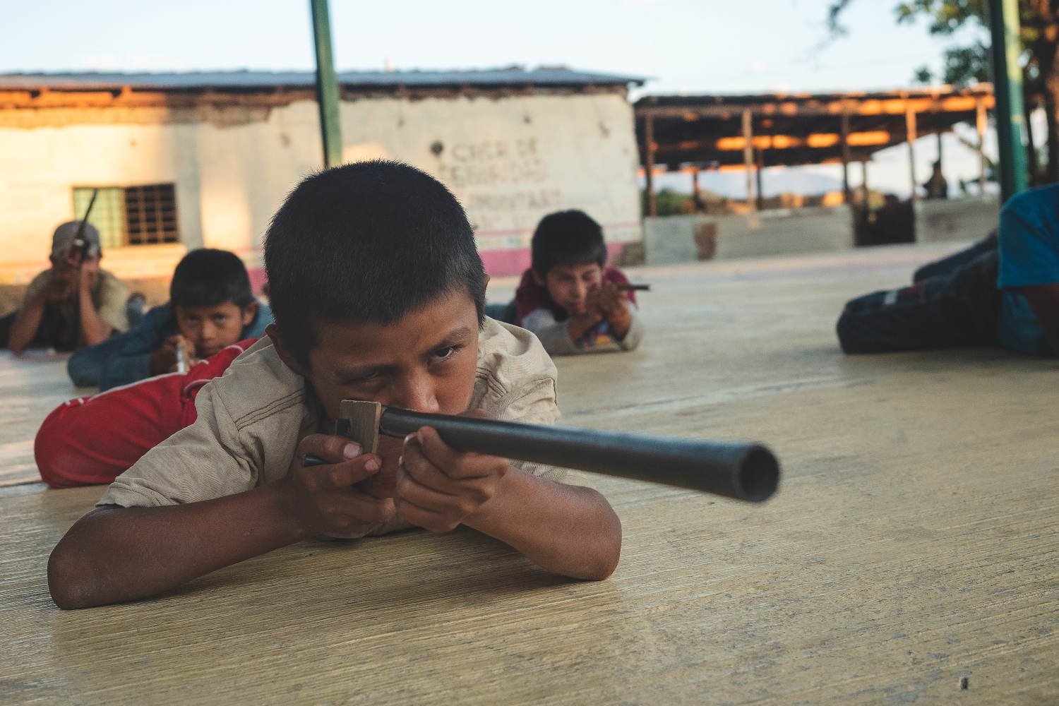 Konfliktzone Mexiko Ein Jugendlicher in Mexiko mit einem Gewehr. Viele Drogenkartelle rekrutieren gezielt minderjährige Jungen – oft aus armutsgeprägten Regionen ohne Bildungs- oder Berufsperspektive.